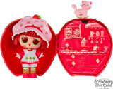 Jajaja ¡Sorpresa! Loves Strawberry Shortcake Tots - Muñecas perfumadas coleccionables con 7 sorpresas, mascota, moda, zapatos, sombrero, juego con casa convertible de Strawberry Shortcake, a partir de 4 años