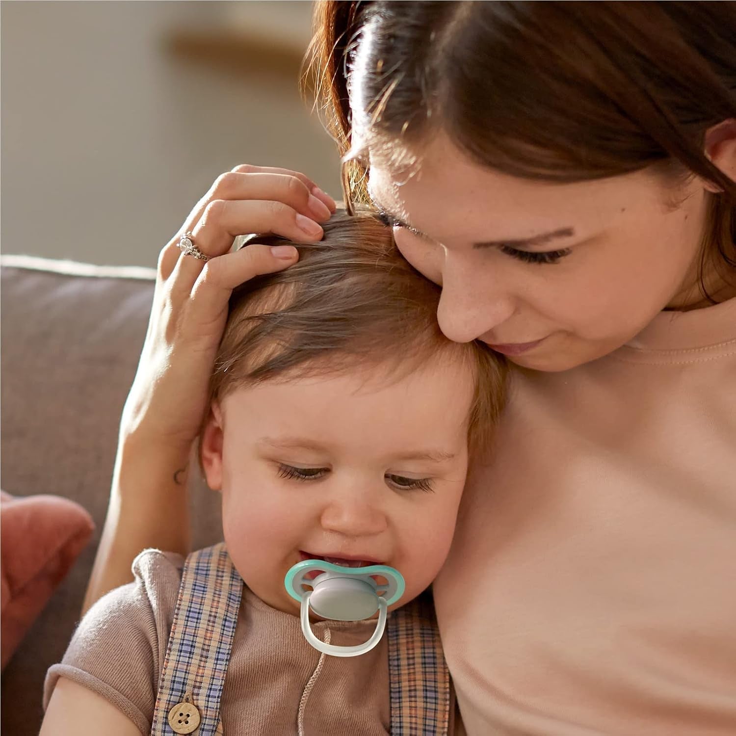 Philips AVENT Juego de 4 chupetes Ultra Air ligeros y transpirables: 2 chupetes que brillan en la oscuridad y 2 chupetes de día, a partir de 18 meses (Modelo SCF349/43)