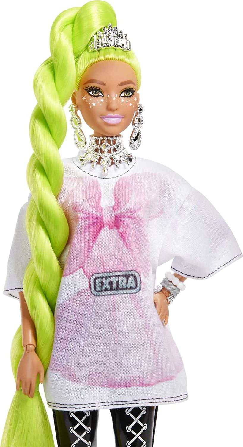 Barbie HDJ44 - Muñeca Extra #11 con camiseta extragrande y leggings con loro mascota, pelo verde neón extralargo y accesorios, articulaciones flexibles, juguete de regalo para mayores de 3 años Naty Shop Dolls