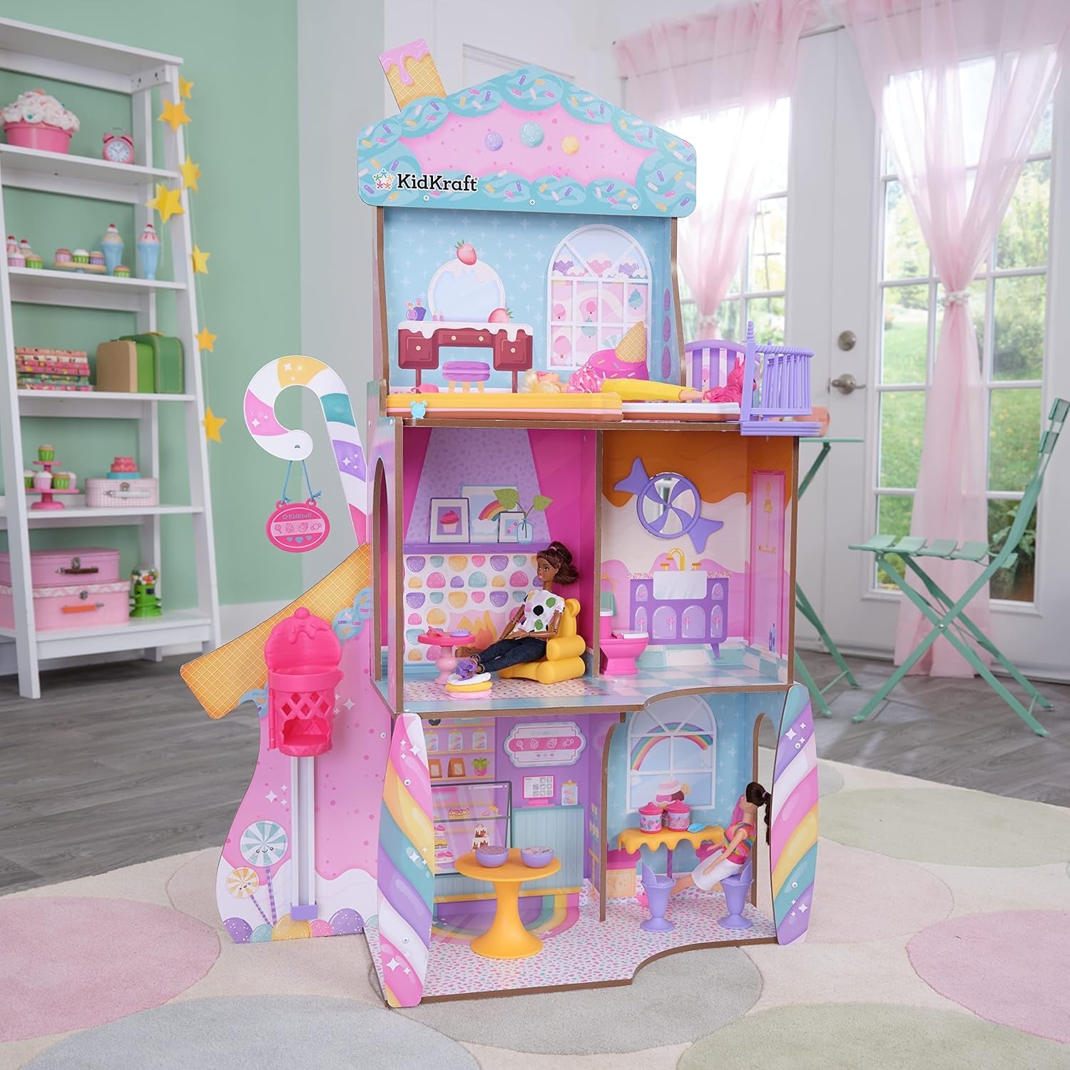 KidKraft Casa de Muñecas de Madera Castillo de Dulces con Muebles y Accesorios, Casa con Figura de Llama Unicornio, Elevador de Conos de Helado y Silla de Osito de Goma para Muñecas, Juguete para Edades de 3 años en adelante, 20242