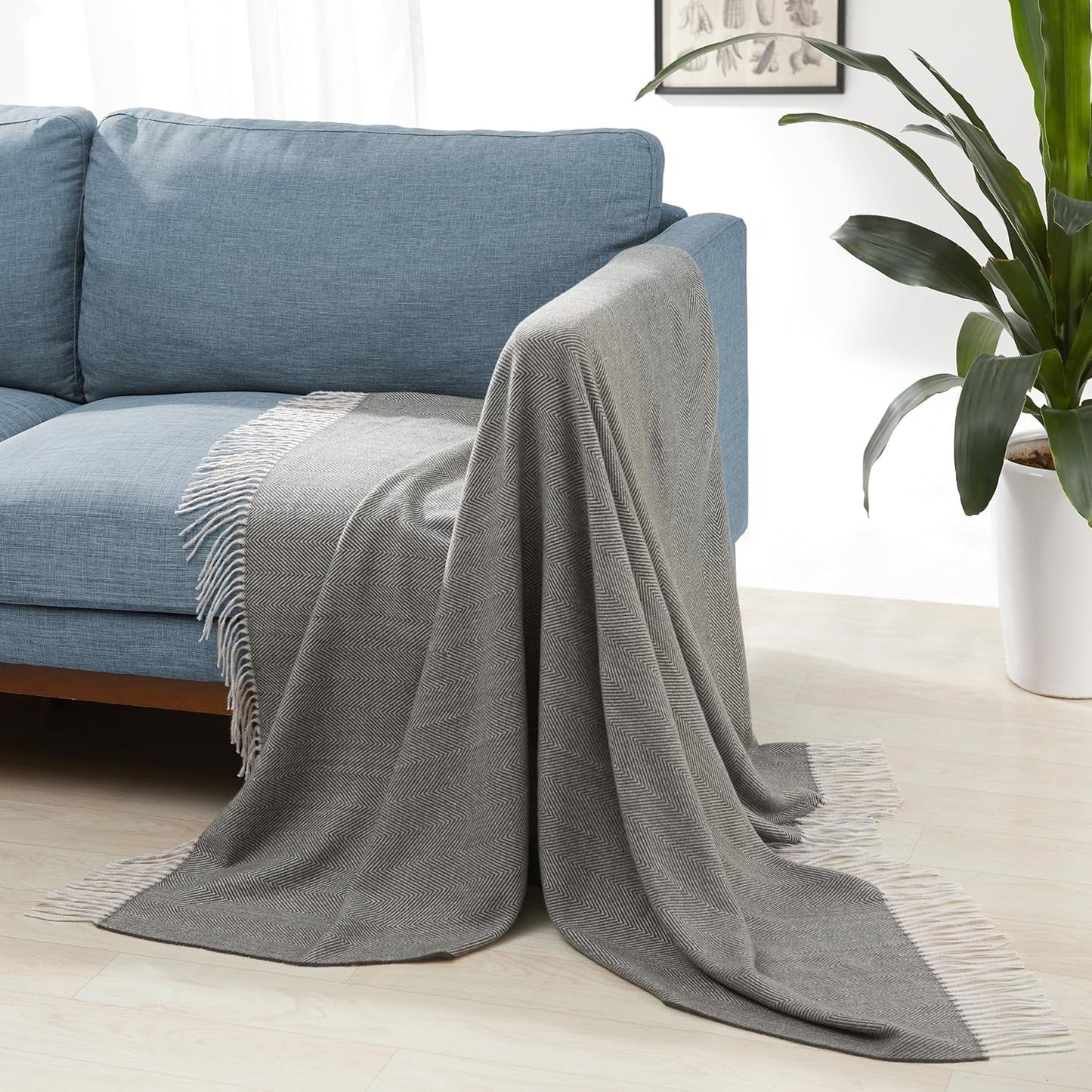 Amazon Basics Manta, ligera, poliéster reciclado, decoración de la habitación Manta acogedora, 127 x 152 cm, blanco marfil con estampado azul Camas y mantas a cuadros Besuche den Amazon Basics-Store Patrón de espiga gris oscuro y gris claro