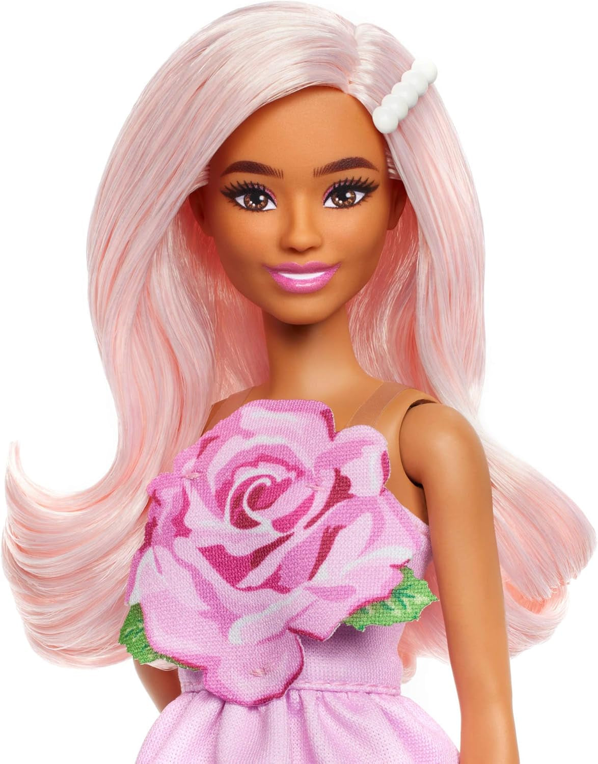 Muñeca Barbie Fashionistas núm. 238 con cabello rosa pastel, vestido palabra de honor con corpiño rosa, pasador de perlas y tacones altos y pasadores, HYT94