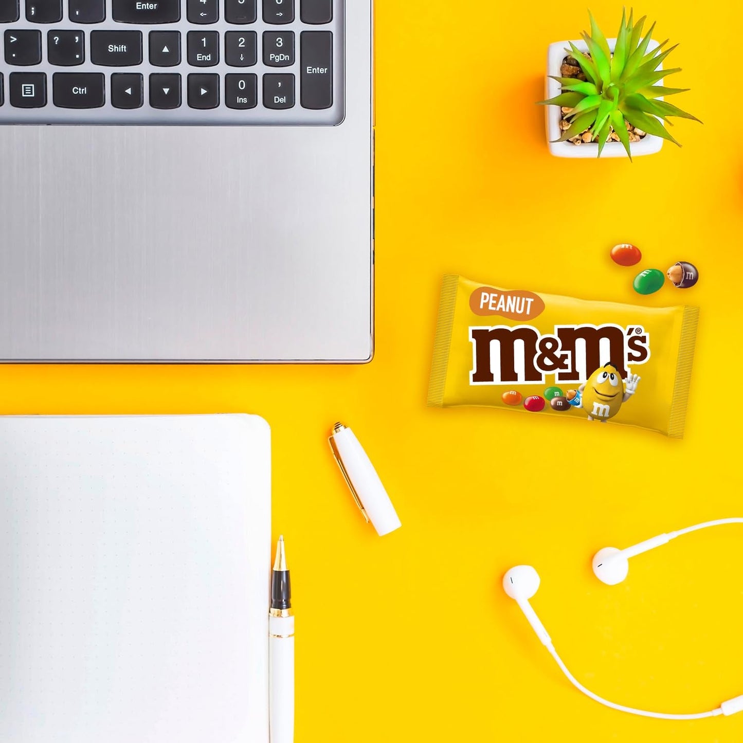 Paquete a granel de chocolate con maní de M&M, 24 x 45 g, lentejas con sabor a maní y chocolate, regalo de chocolate (1080 g), ideal como regalo con temática de fútbol