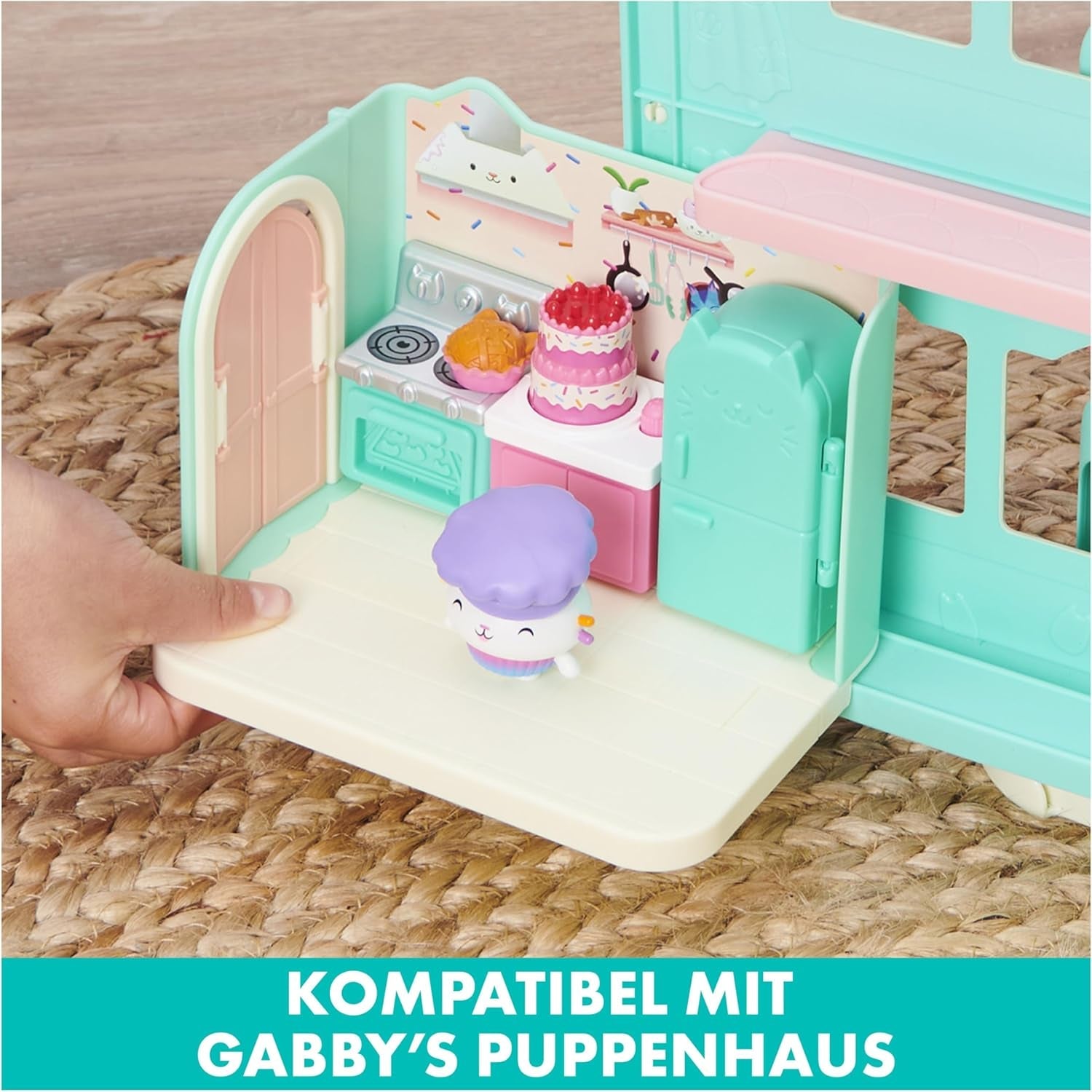 CASA DE MUÑECAS GABBY'S DREAMWORKS - Habitación Deluxe, confitería Cakey, cocina Kuchi (rumano: Cakey), 3 muebles y 2 cajas sorpresa con accesorios, apto para niños a partir de 3 años