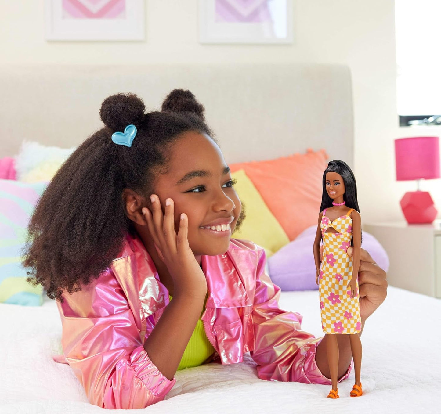 Muñeca Barbie Fashionistas núm. 233 con cabello negro, vestido midi de cuadros naranja con flores rosas, collar y sandalias, HYT91