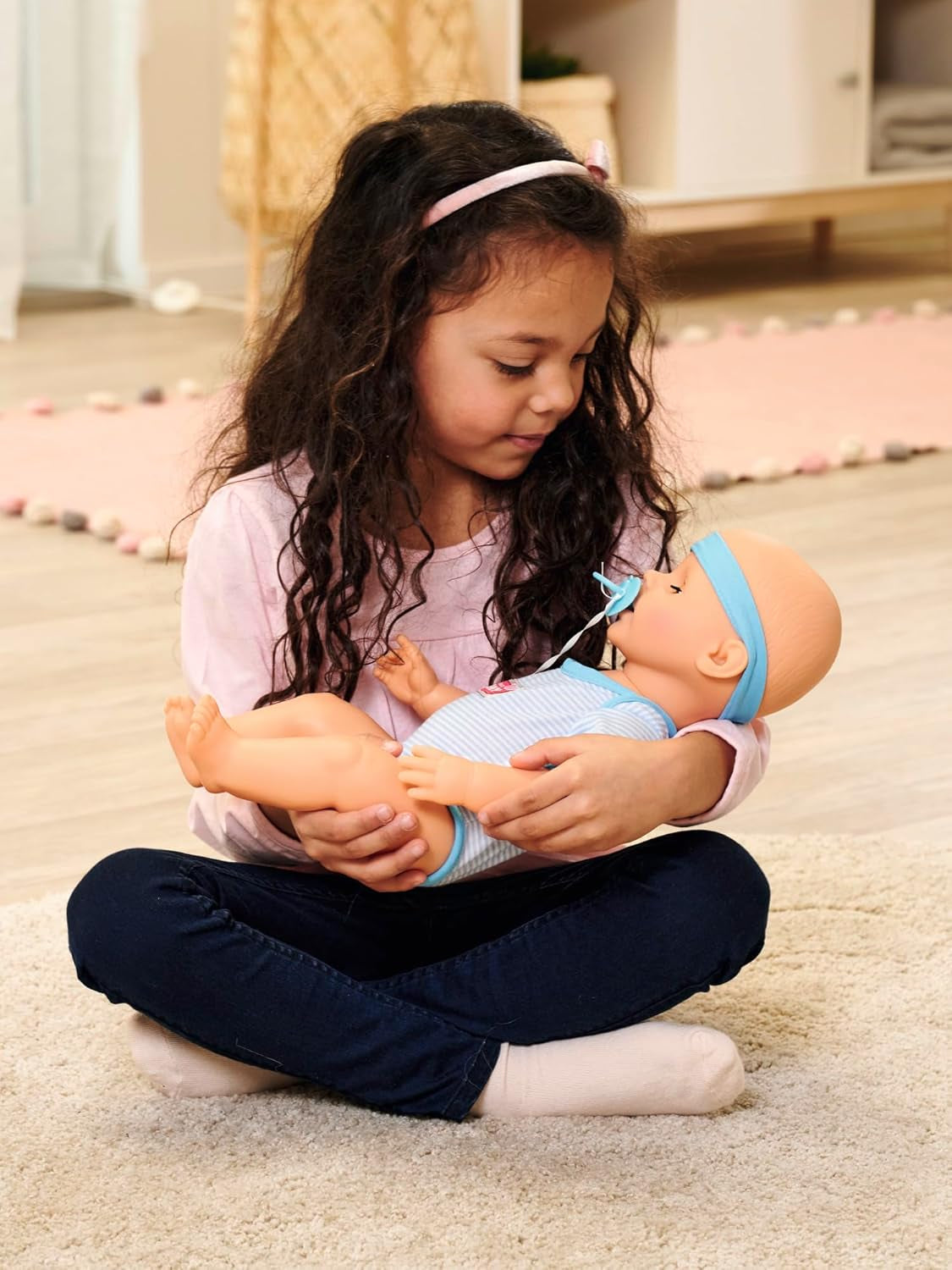 Simba 105030044 - Muñeco Recién Nacido - Niño, Muñeco Completo de Vinilo con Ojos para Dormir, Función para Beber y Mojar y Accesorios, 8 Piezas, 43cm, Muñeco Bebé, Edad 3+