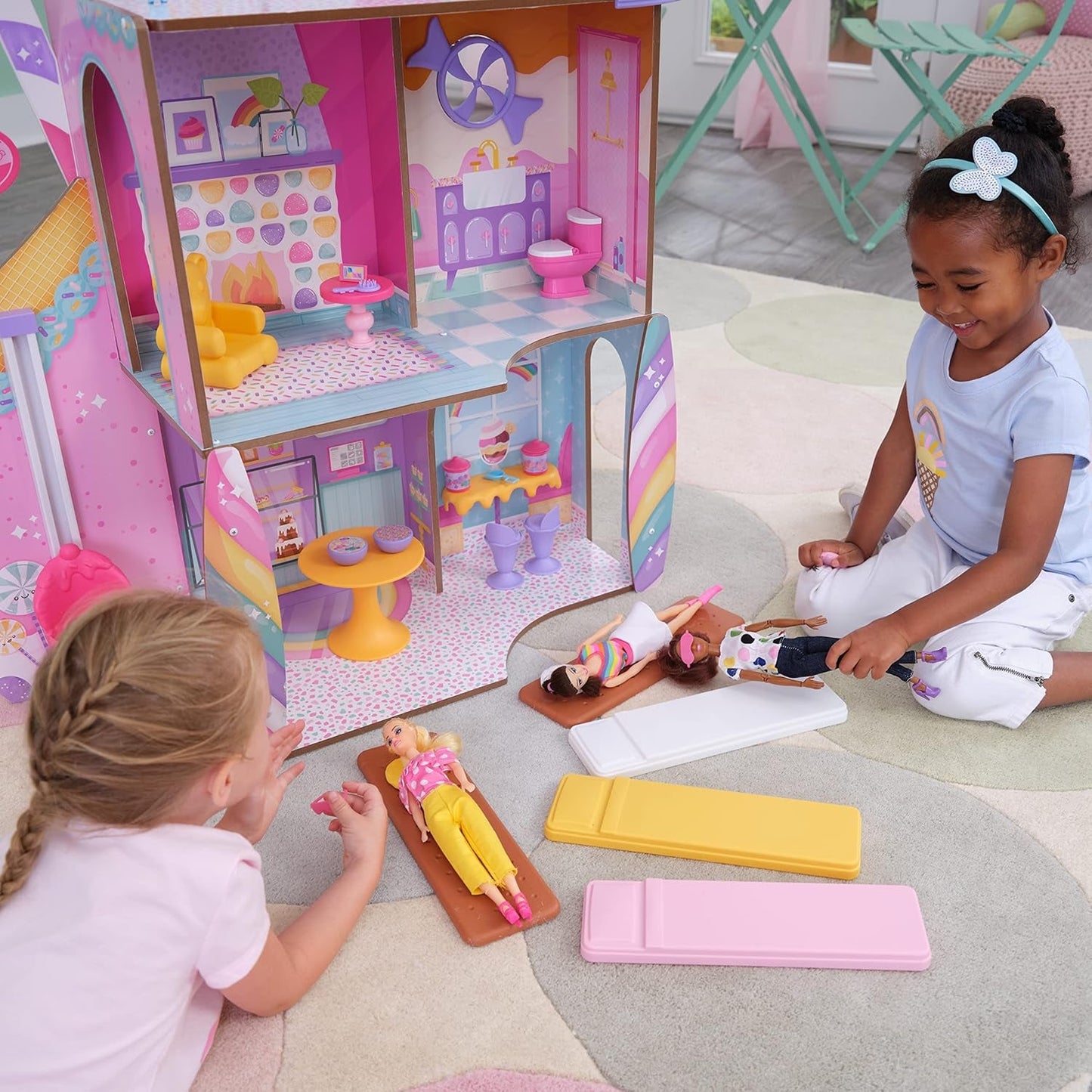 KidKraft Casa de Muñecas de Madera Castillo de Dulces con Muebles y Accesorios, Casa con Figura de Llama Unicornio, Elevador de Conos de Helado y Silla de Osito de Goma para Muñecas, Juguete para Edades de 3 años en adelante, 20242