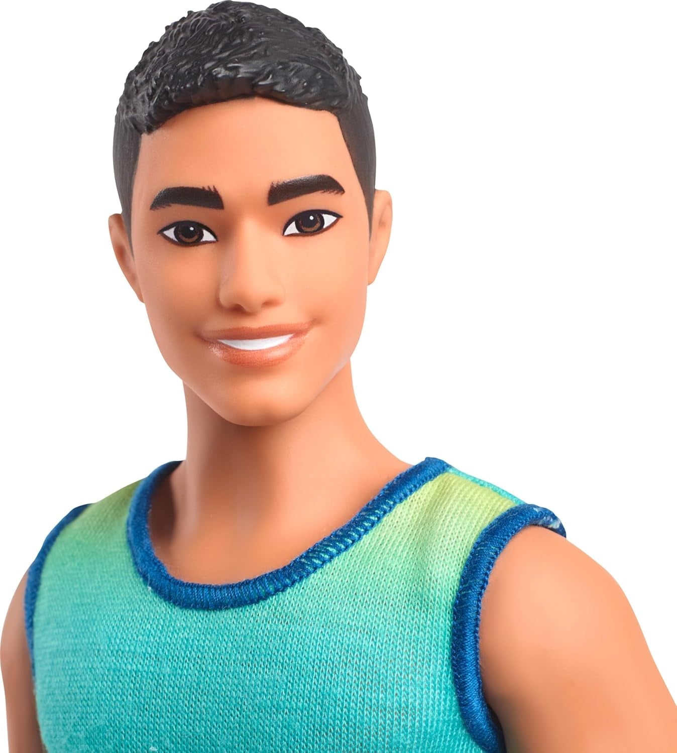 Muñeca Ken Barbie Fashionistas núm. 236 con cabello negro, camiseta sin mangas verde azulado ombré, shorts de mezclilla y zapatillas plateadas, HYV00