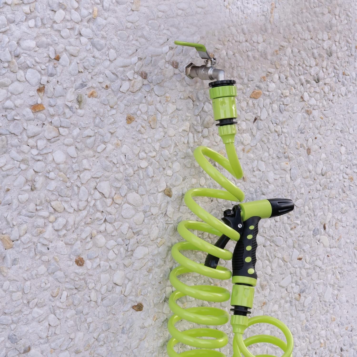 Amig - Turún | Espiral | 15 metros | Incluye 4 accesorios | Con pistola de riego, adaptador para grifo y 2 enchufes rápidos | Goma EVA | Verde pistacho