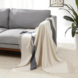 Amazon Basics Manta ligera de poliéster reciclado, manta acogedora para decoración de habitaciones, 127 x 152 cm, blanco marfil con cuadros azules Camas y mantas Besuche den Amazon Basics-Store Blanco marfil con estampado de cuadros azules