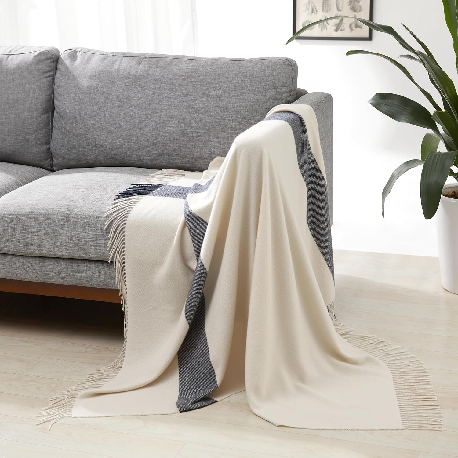 Amazon Basics Manta ligera de poliéster reciclado, manta acogedora para decoración de habitaciones, 127 x 152 cm, blanco marfil con cuadros azules Camas y mantas Besuche den Amazon Basics-Store Blanco marfil con estampado de cuadros azules