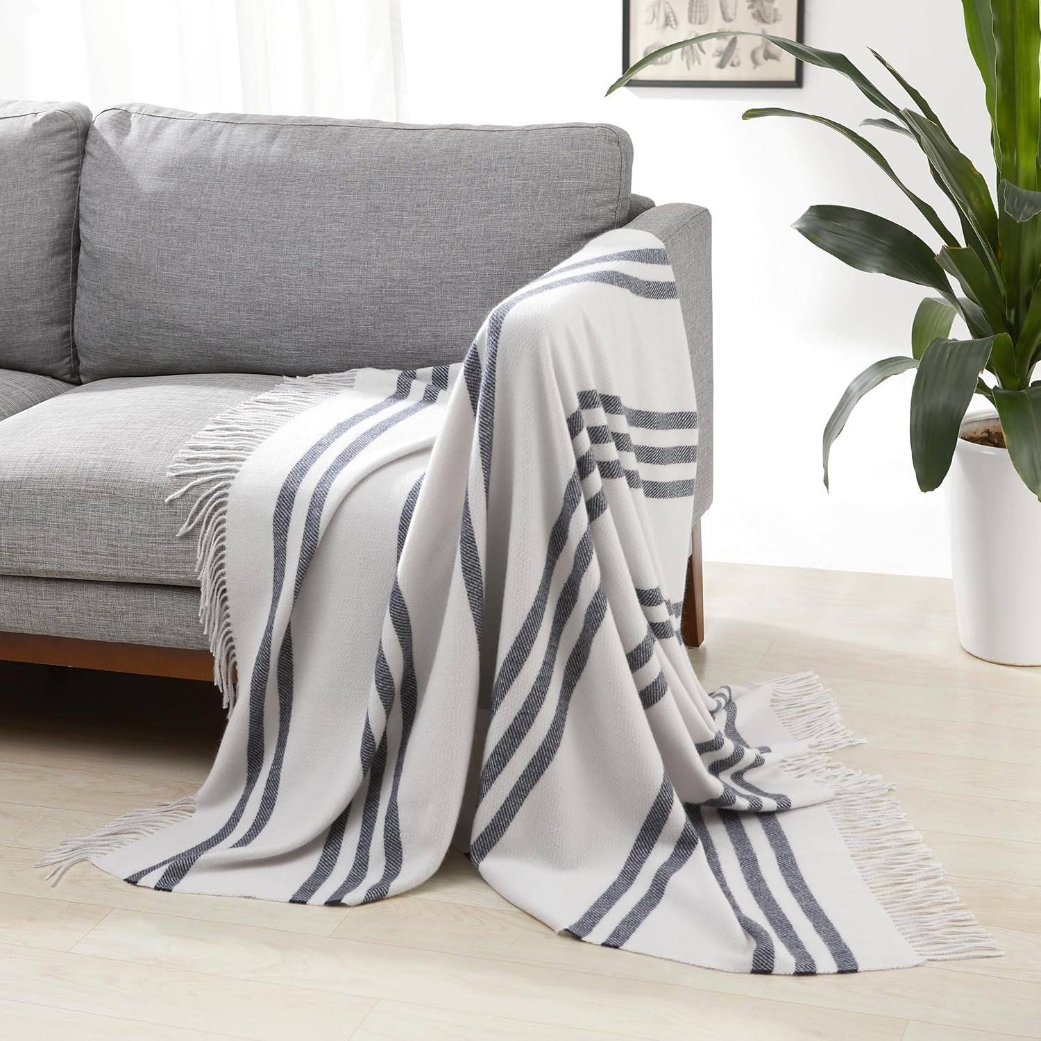 Amazon Basics Manta, ligera, poliéster reciclado, decoración de la habitación Manta acogedora, 127 x 152 cm, blanco marfil con estampado azul Camas y mantas a cuadros Besuche den Amazon Basics-Store Gris claro con rayas azules