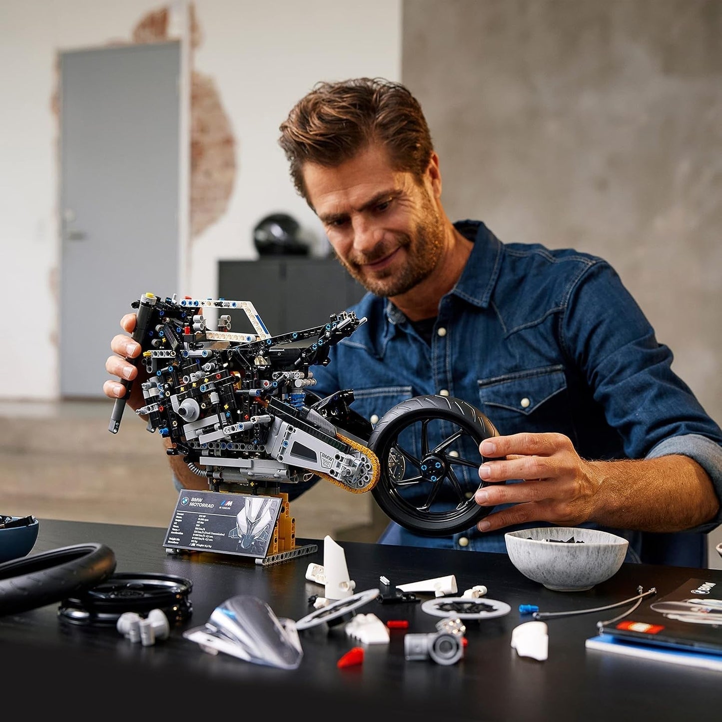 LEGO Technic Modelo de motocicleta BMW M 1000 RR, kit de modelo para adultos, set como regalo artesanal para hombres y mujeres, decoración del hogar o la oficina, 42130 Kits de construcción Besuche den LEGO-Store
