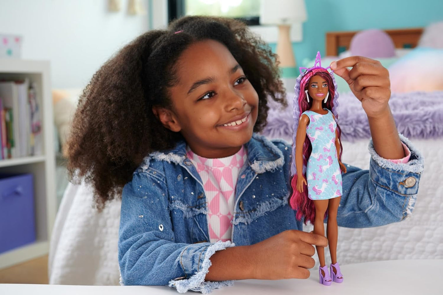 Muñeca Barbie con cabello divertido y elegante, cabello negro colorido extralargo y vestido rosa brillante, 10 peinados y accesorios de moda JDC86