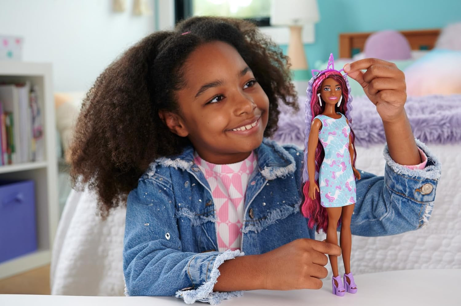 Muñeca Barbie con cabello divertido y elegante, cabello negro colorido extralargo y vestido rosa brillante, 10 peinados y accesorios de moda JDC86