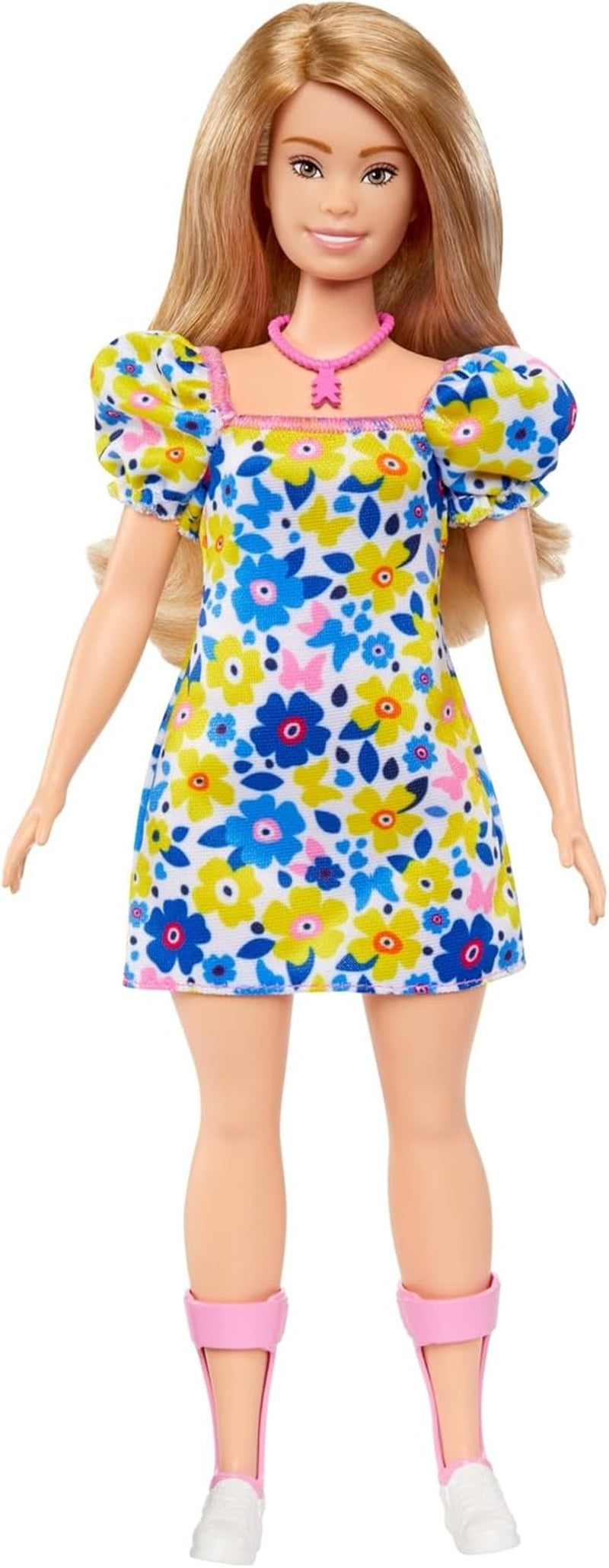 Muñeca Barbie Fashionistas, desarrollada con la Sociedad Nacional del Síndrome de Down, con cabello rubio y un atuendo moderno con un vestido floral y zapatillas blancas, para edades de 3 años en adelante, HJT05