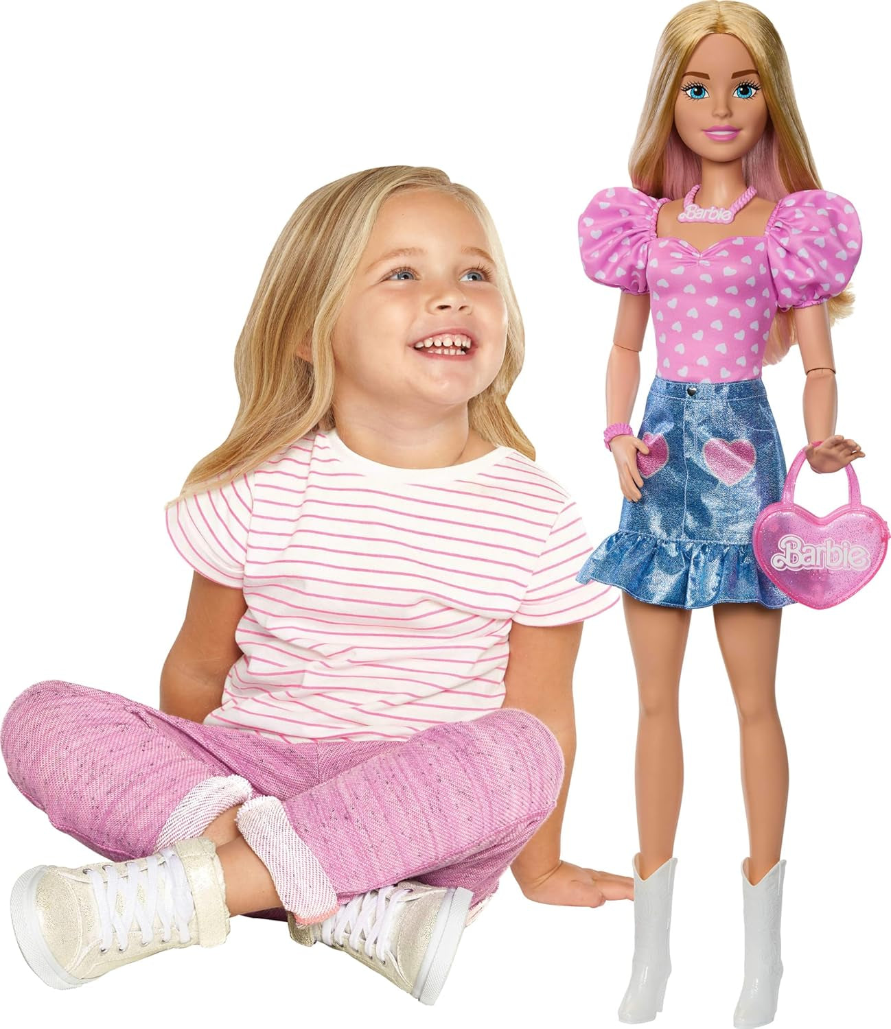 Muñeca Barbie de moda, 71cm, rubia, con ropa desmontable, falda vaquera superior rosa, botas vaqueras, collar y bolso HYT84