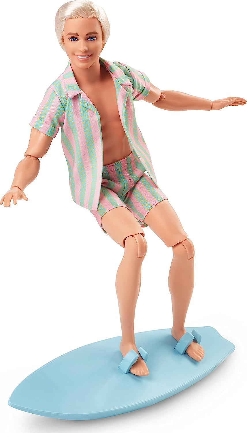 Barbie la Película - Muñeca Fans del Cine, Muñeco Ken, Muñeco Coleccionable con Tabla de Surf y Zapatillas, Cuerpo Móvil, Pelo Rubio Platino, Apto para Regalo para Niños de 3 Años, HPJ97 Naty Shop Muñecas
