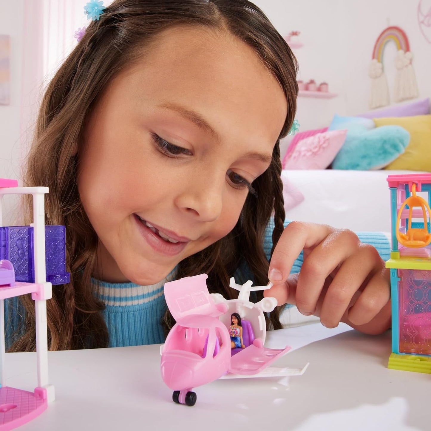 Mini BarbieLand Juegos de muñecas y vehículos de juguete Barbie, muñeca de 1.5" y vehículo de juguete sorpresa que cambia de color icónico, HYF40