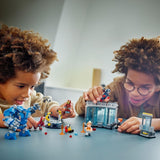 LEGO Marvel Laboratorio de Iron Man: Salón de la Armadura - Juguete de superhéroe con figura mecánica, 5 minifiguras, incluido Aldrich Killian - Regalo de los Vengadores para niños y niñas a partir de 8 años 76315 Juegos de construcción Beuche den LEGO-Store