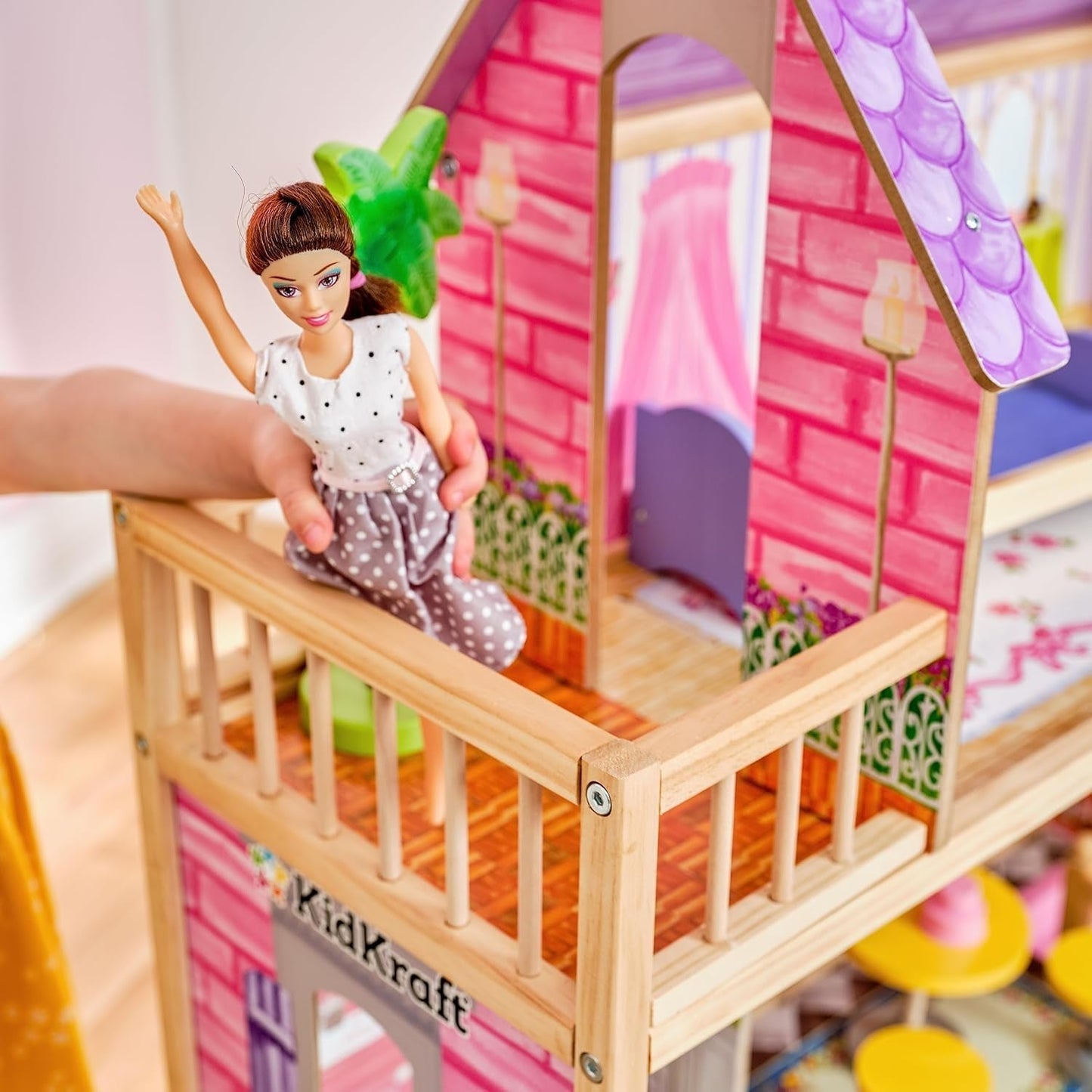 Kidkraft Casa de Muñecas de Madera Kayla con Muebles y Accesorios, Playset de 3 Niveles para Muñecas de 30 cm, Juguete para 3 años, 65092 - En exclusiva en Amazon Casas de Muñecas Naty Shop
