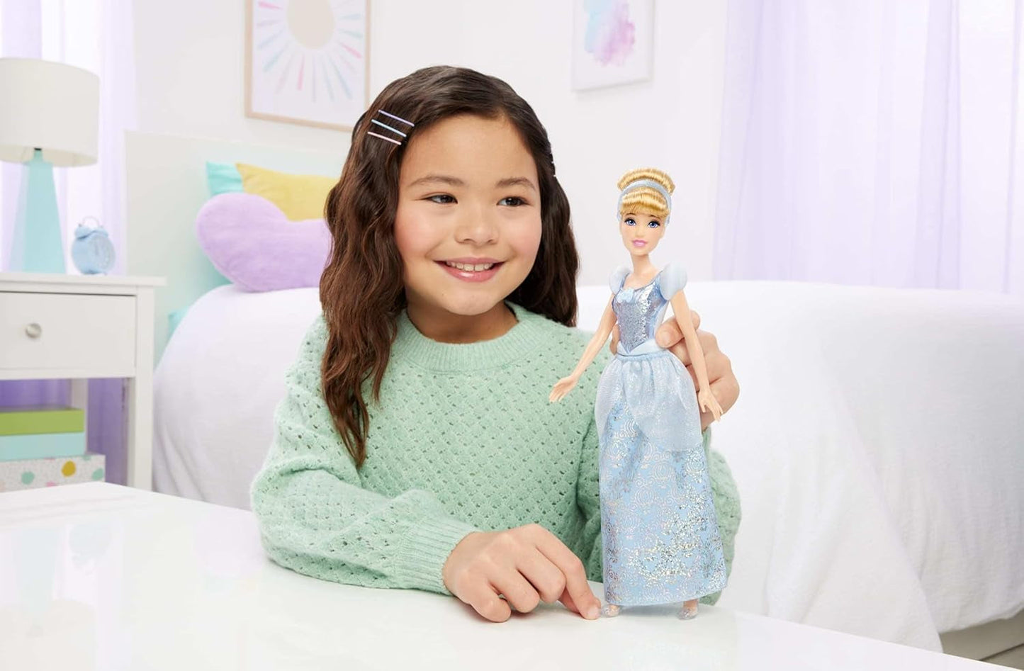 Mattel DISNEY Princess Cenicienta - Muñeca articulada con atuendo brillante, zapatos y tiara desmontables, cabello peinado para divertirse, para niños a partir de 3 años, HLW06