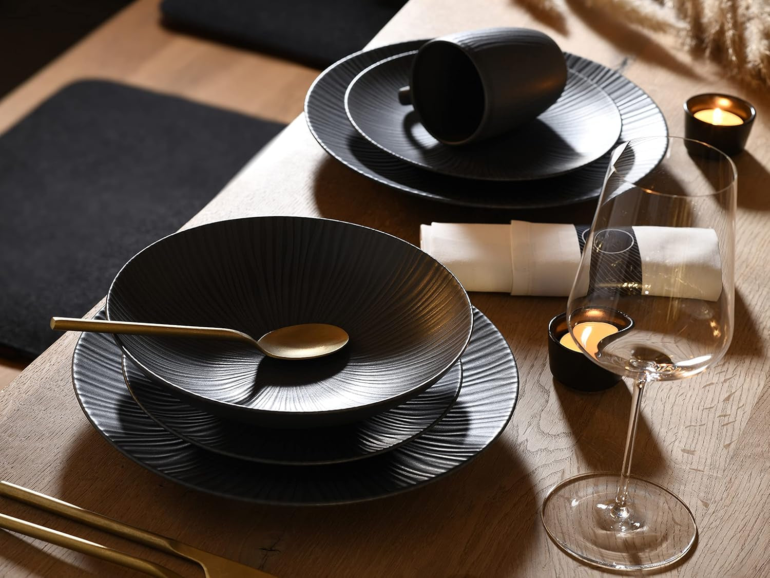 CreaTable, 20537, Vesuvio Black Series, Vajilla de 16 piezas, Servicio combinado de porcelana, Apto para lavavajillas y microondas, Hecho en Portugal