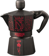 Bialetti Moka Express Stranger Things Cafetera de 3 tazas, Botón de música con función de carga USB-C, No apta para placas de inducción, 3 tazas (130 ml), Negra