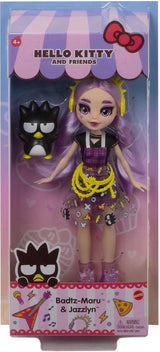 Mattel Hello Kitty GWW98 - Figura Sanrio Badtz-Maru y Jazzlyn Puppe (aprox. 25,4 cm) con accesorios y accesorios, cabello largo lila y atuendo moderno, peajes para niños de 3 años