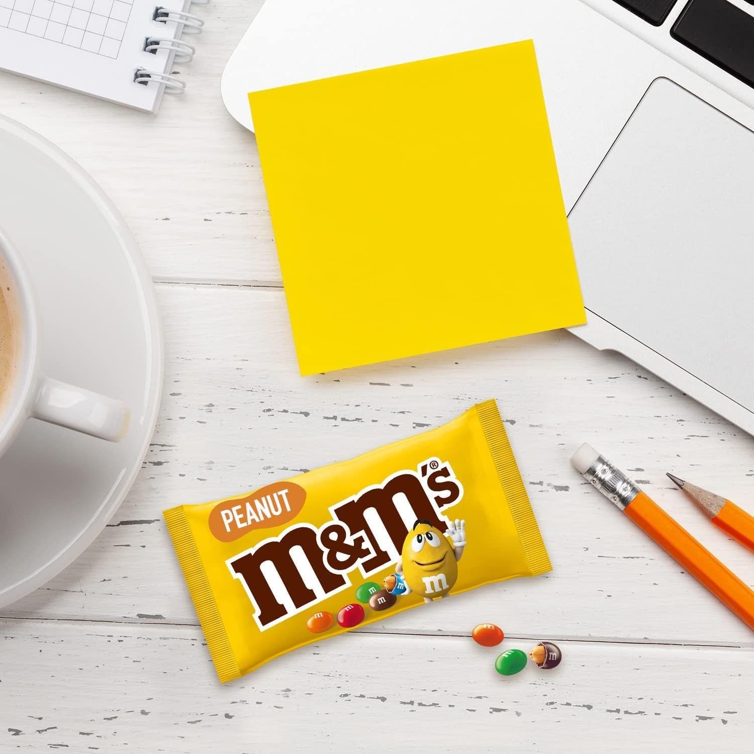 Paquete a granel de chocolate con maní de M&M, 24 x 45 g, lentejas con sabor a maní y chocolate, regalo de chocolate (1080 g), ideal como regalo con temática de fútbol