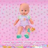 Mi primer baño: Un muñeco blandito con cuerpo impermeable, apto para usar en la bañera, la piscina y el mar. Incluye traje de baño y un pez colocado en el agua.