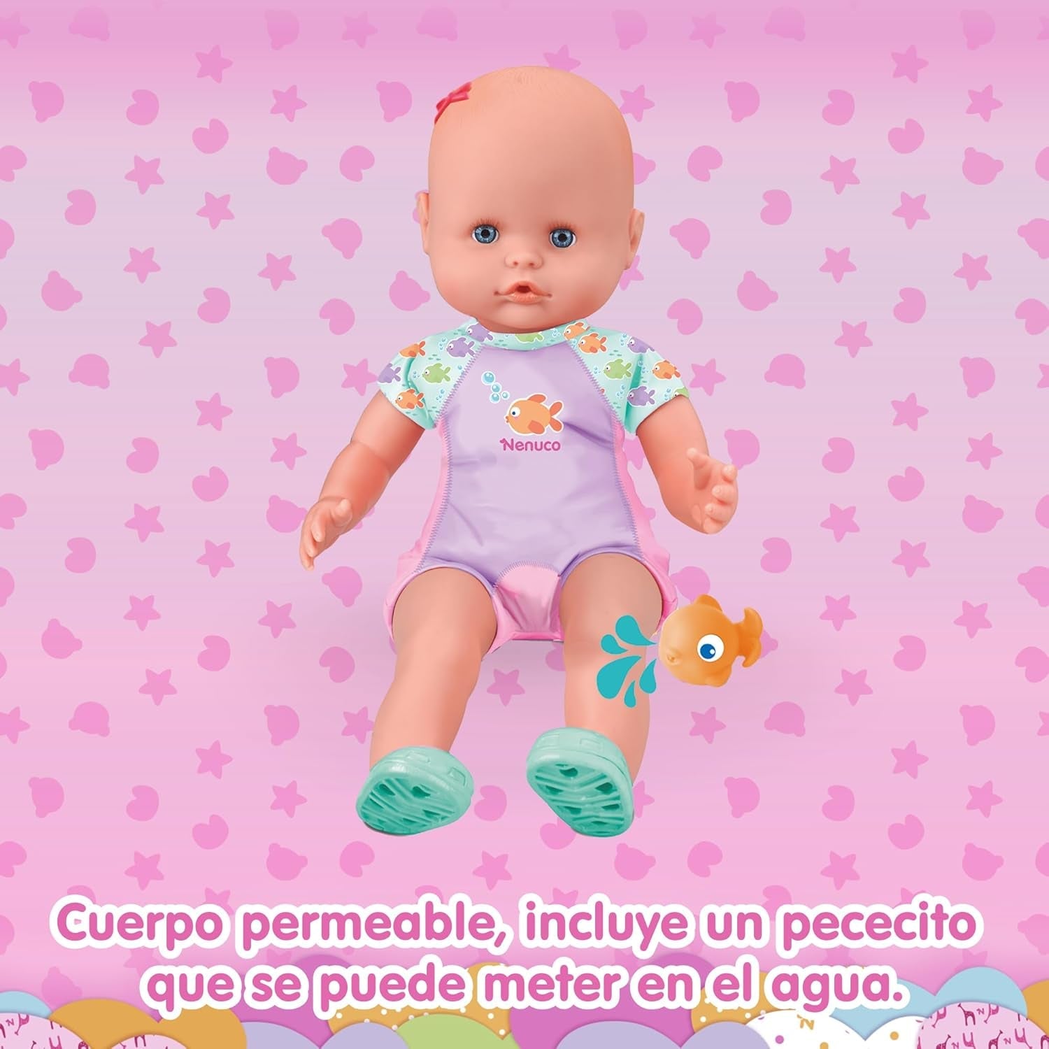 Mi primer baño: Un muñeco blandito con cuerpo impermeable, apto para usar en la bañera, la piscina y el mar. Incluye traje de baño y un pez colocado en el agua.