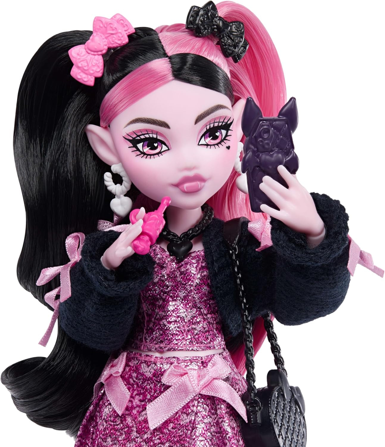Muñeca Monster High Draculaura con vestido rosa con lazos y cárdigan negro con el Fabuloso Murciélago y 7 accesorios que incluyen ramen, lápiz labial y bolso, JHK29