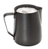 APS Jarra de leche - Jarra de leche de alta calidad con revestimiento antiadherente, de acero inoxidable - Perfecta para espumar leche - Jarra universal, negra, 600 ml