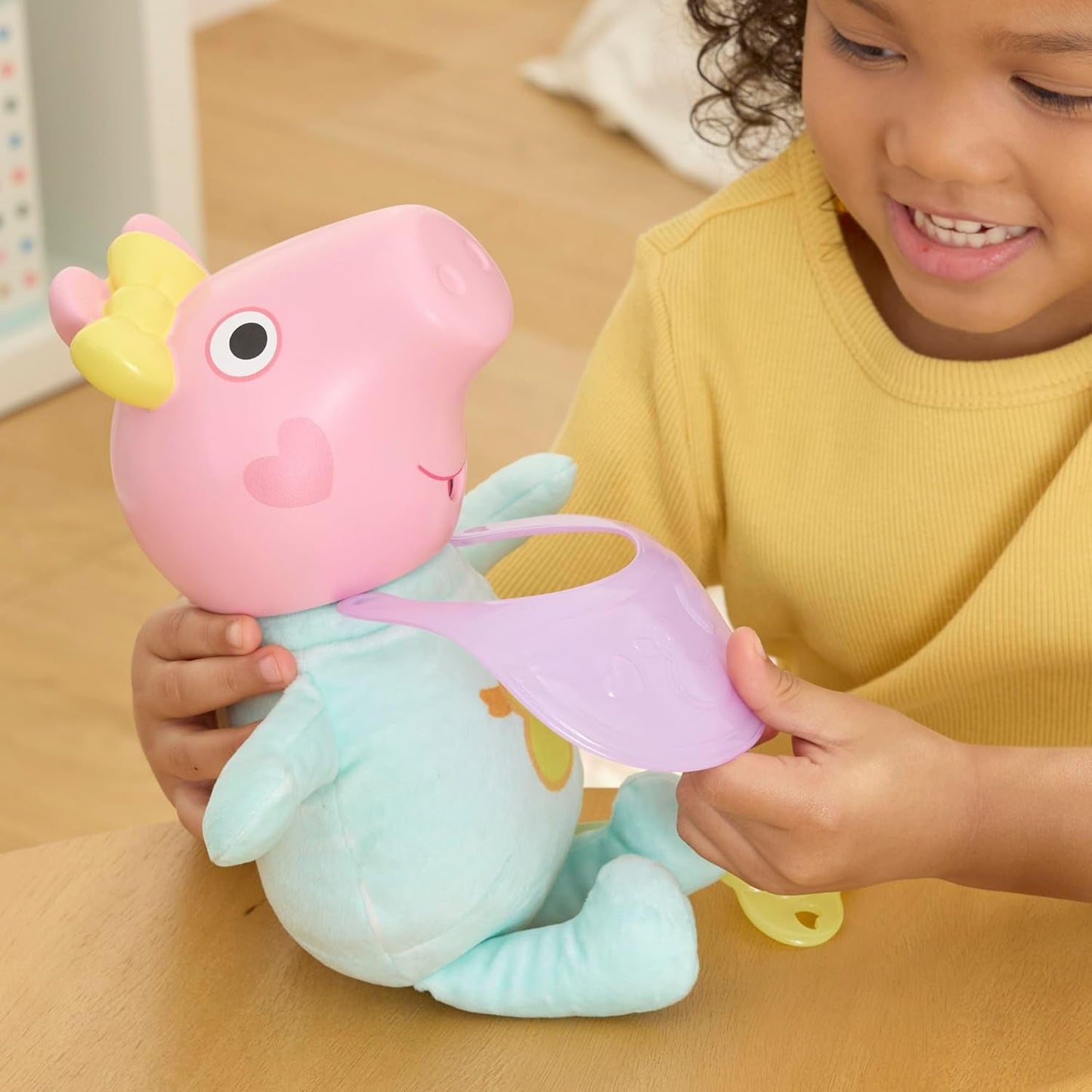 Peppa Pig Muñeca Interactiva Evie de 28 cm con 20 sonidos y muchas funciones, set de juguetes para niños a partir de 3 años