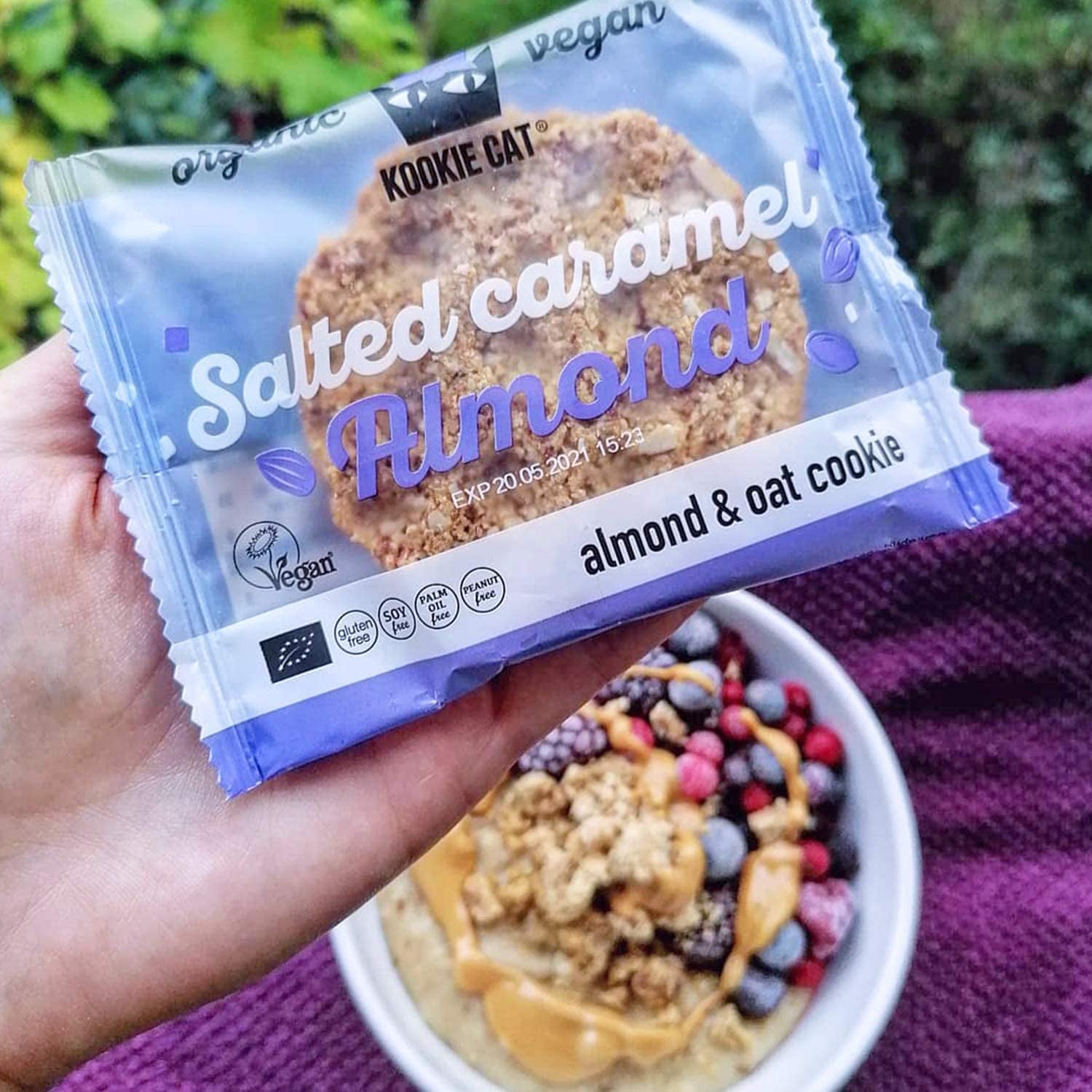 Galletas veganas de almendras y caramelo saladas - Avena de almendras orgánicas, sin gluten, envueltas individualmente, sin soja - Paquete múltiple de 12 x 50 g (paquete de 2)