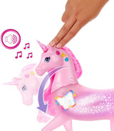 Barbie unicornio que brilla en la oscuridad con 20 combinaciones interactivas de efectos de luz, sonido y música para jugar con presionar un botón y acariciar la cabeza, JCP78