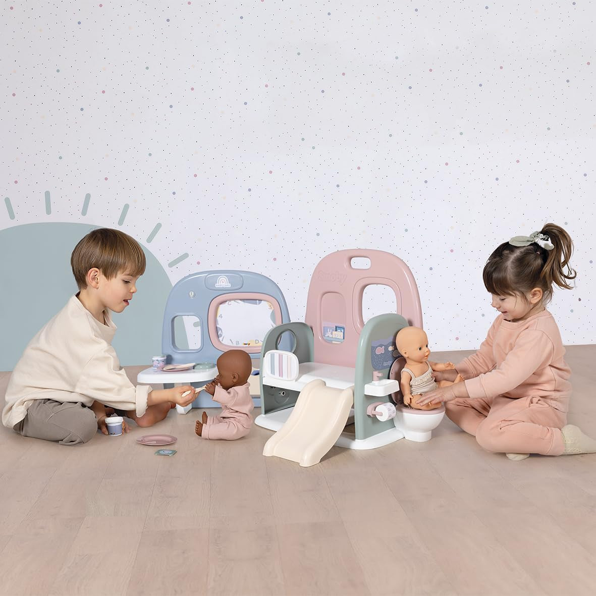 Smoby - Cuidado del bebé Guardería de muñecas - Centro de juegos para muñecas Guardería + Guardería Vida cotidiana - Zona de juegos plegable con rotación de 360° - 6 accesorios - Fabricado con un 90% de material reciclado en Francia, a partir de 3 años