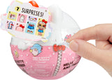 jajaja ¡Sorpresa! Loves Hello Kitty and Friends - 1 Muñeca con 7 Sorpresas, Selección Aleatoria, 8 Tots para Coleccionar, Regalo para Niños 4+, Muñecas Pink Naty Shop