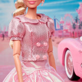 Barbie La película basada en la película Margot Robbie como figura coleccionable de Barbie con blusa rosa y falda de tul con peinado estilizado y joyas a juego JBJ53