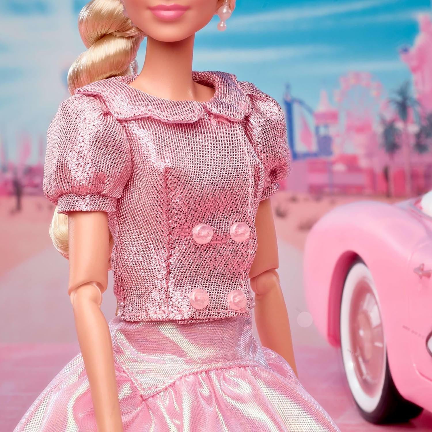 Barbie La película basada en la película Margot Robbie como figura coleccionable de Barbie con blusa rosa y falda de tul con peinado estilizado y joyas a juego JBJ53