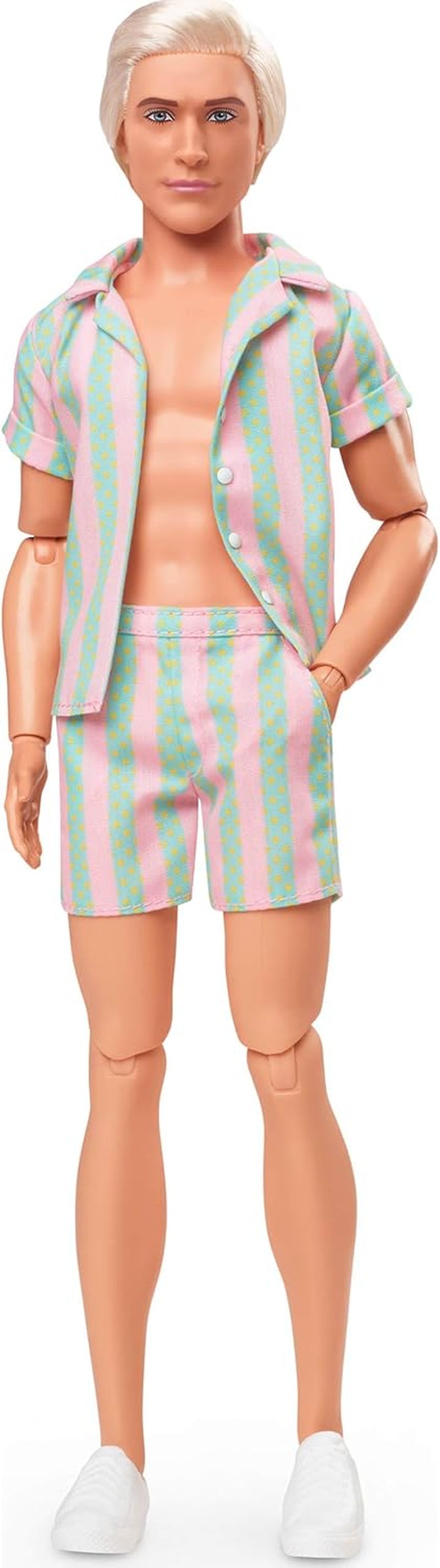Muñeca Barbie Ken de la película Barbie con ropa de playa a rayas rosa pastel y verde, tabla de surf y zapatillas blancas, JBJ54