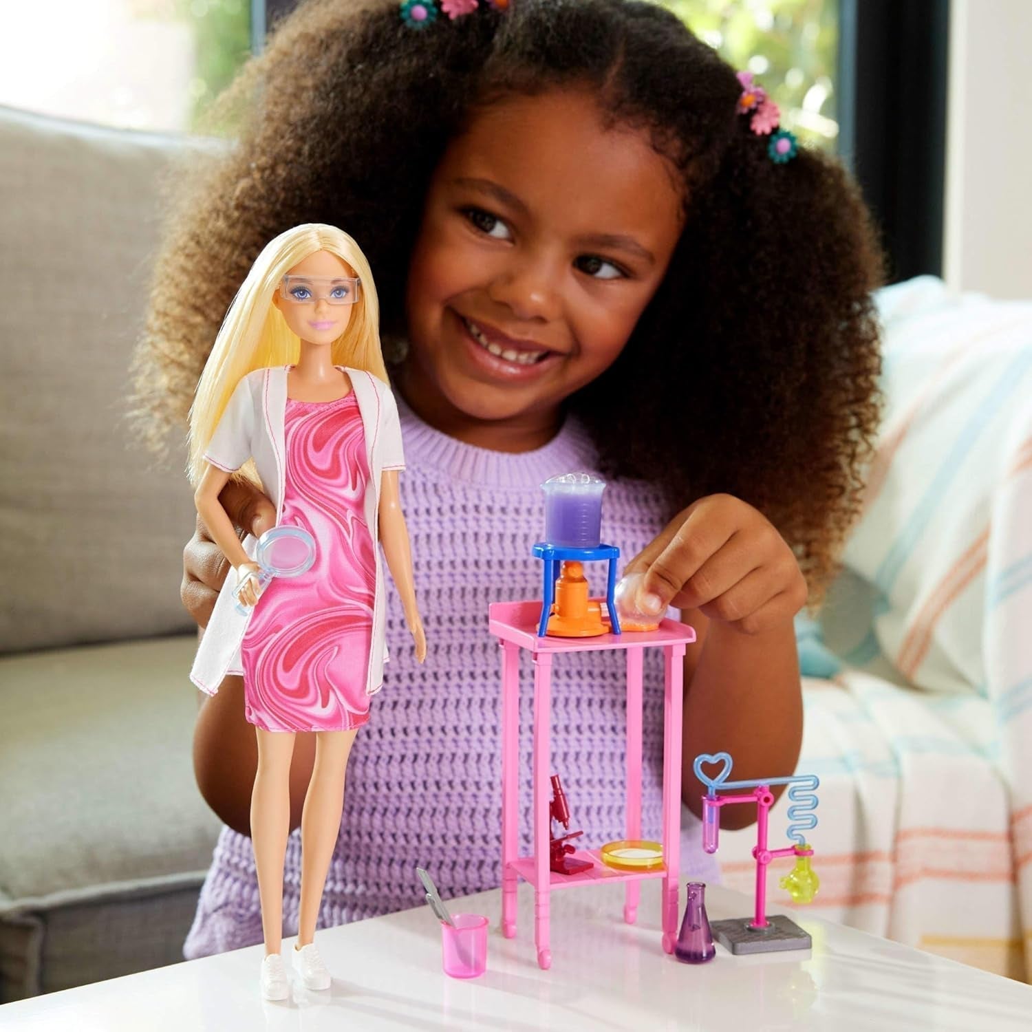 Muñeca Barbie Científica y Accesorios con Muñeca Rubia de Moda, Mesa de Laboratorio, Microscopio, Cajero que Cambia de Color y Placa de Petri, JCR70 Naty Shop Dolls