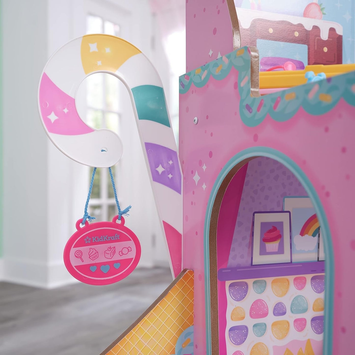 KidKraft Casa de Muñecas de Madera Castillo de Dulces con Muebles y Accesorios, Casa con Figura de Llama Unicornio, Elevador de Conos de Helado y Silla de Osito de Goma para Muñecas, Juguete para Edades de 3 años en adelante, 20242