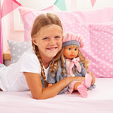 Bayer Design 94635AX Charlene Muñeca funcional con pelo y ojos dormilones, habla y canta 90 frases, 2 poemas y 8 canciones, 46 cm, muñeca con múltiples accesorios, 1,30 kg, rosa, gris