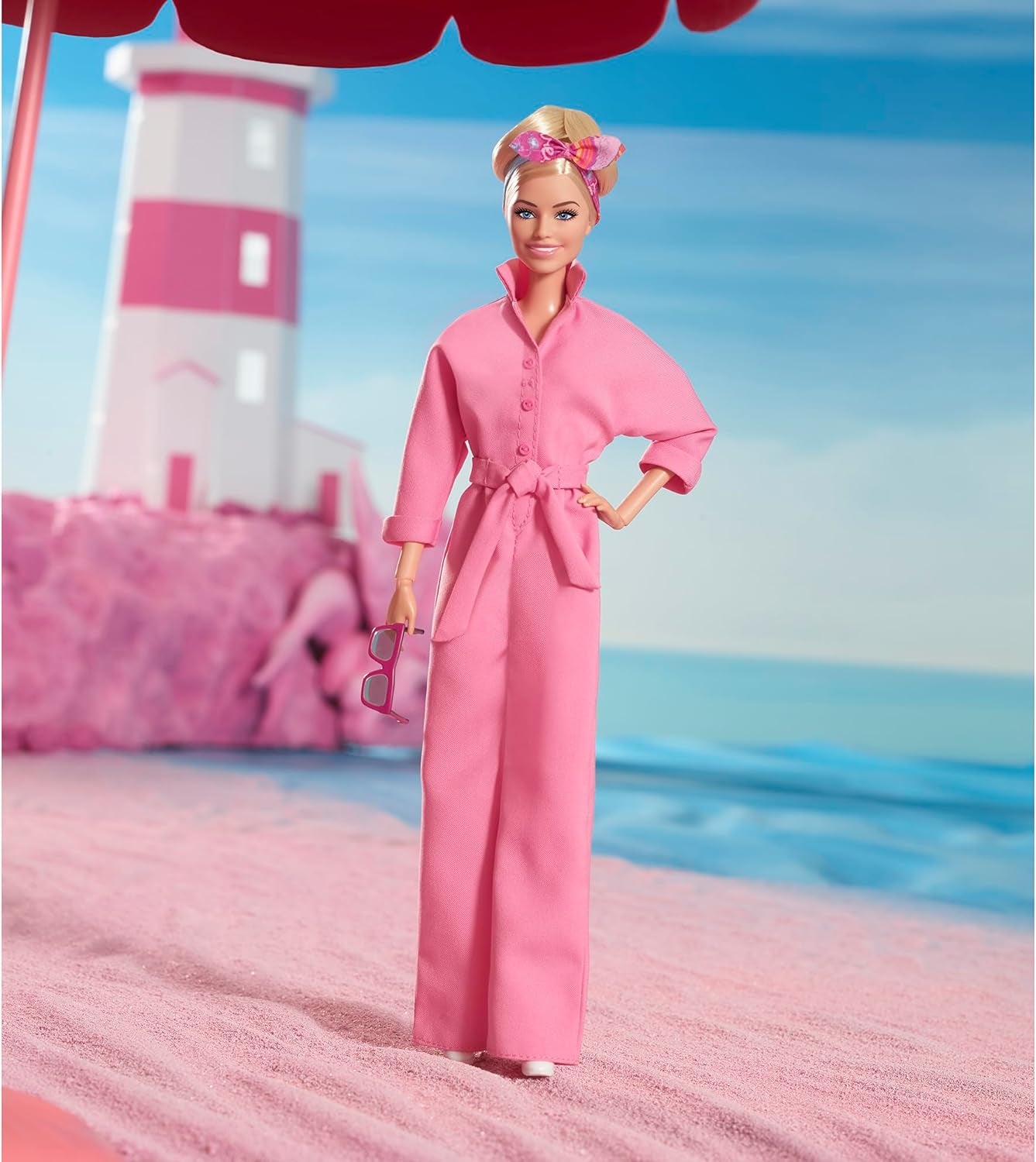 BARBIE LA PELÍCULA Margot Robbie - Puppe mit Kaugummi-Rosa jumpsuit, Messy Updo, Sonnenbrille, Kopftuch, Wedge-Sneakers, Sammlerverpackung, für Kinder ab 3 Jahren, HRF29