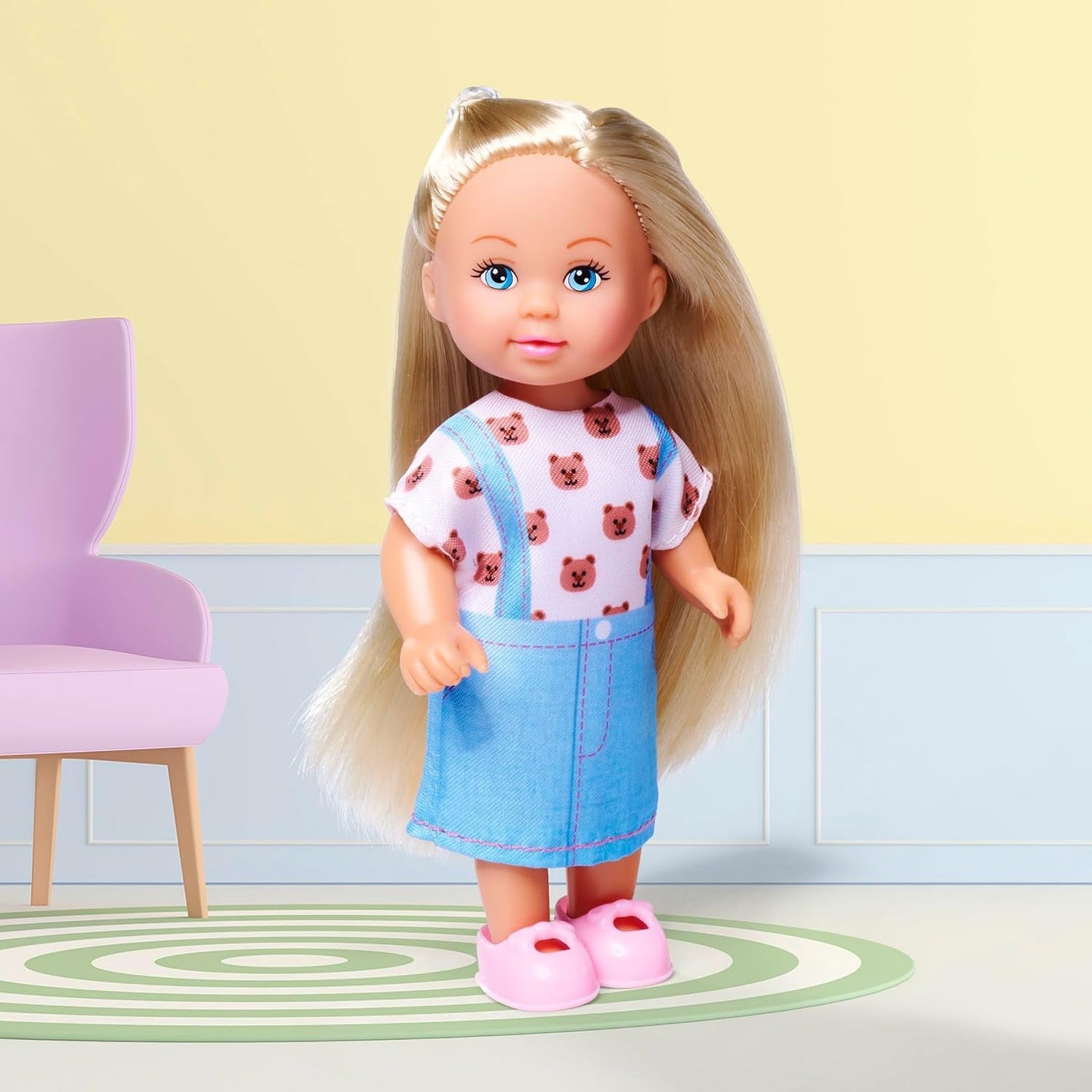 Muñeca de moda Simba Evi Love con un bonito vestido vaquero, que incluye otros dos conjuntos con estampados adorables y zapatillas de deporte, 12 cm, a partir de 3 años