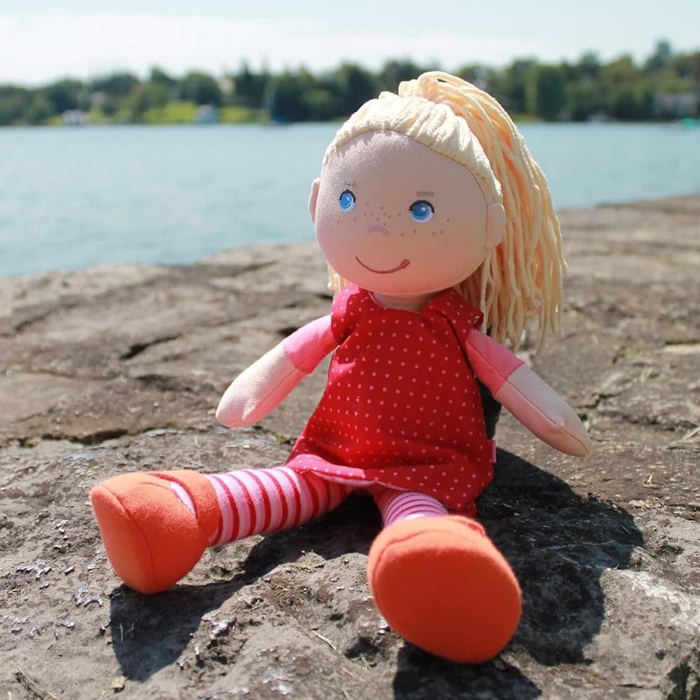 HABA 302108 - Muñeca Annelie, muñeca de tela con ropa y pelo, 30 cm, juguete a partir de 18 meses, roja Muñecas Naty Shop