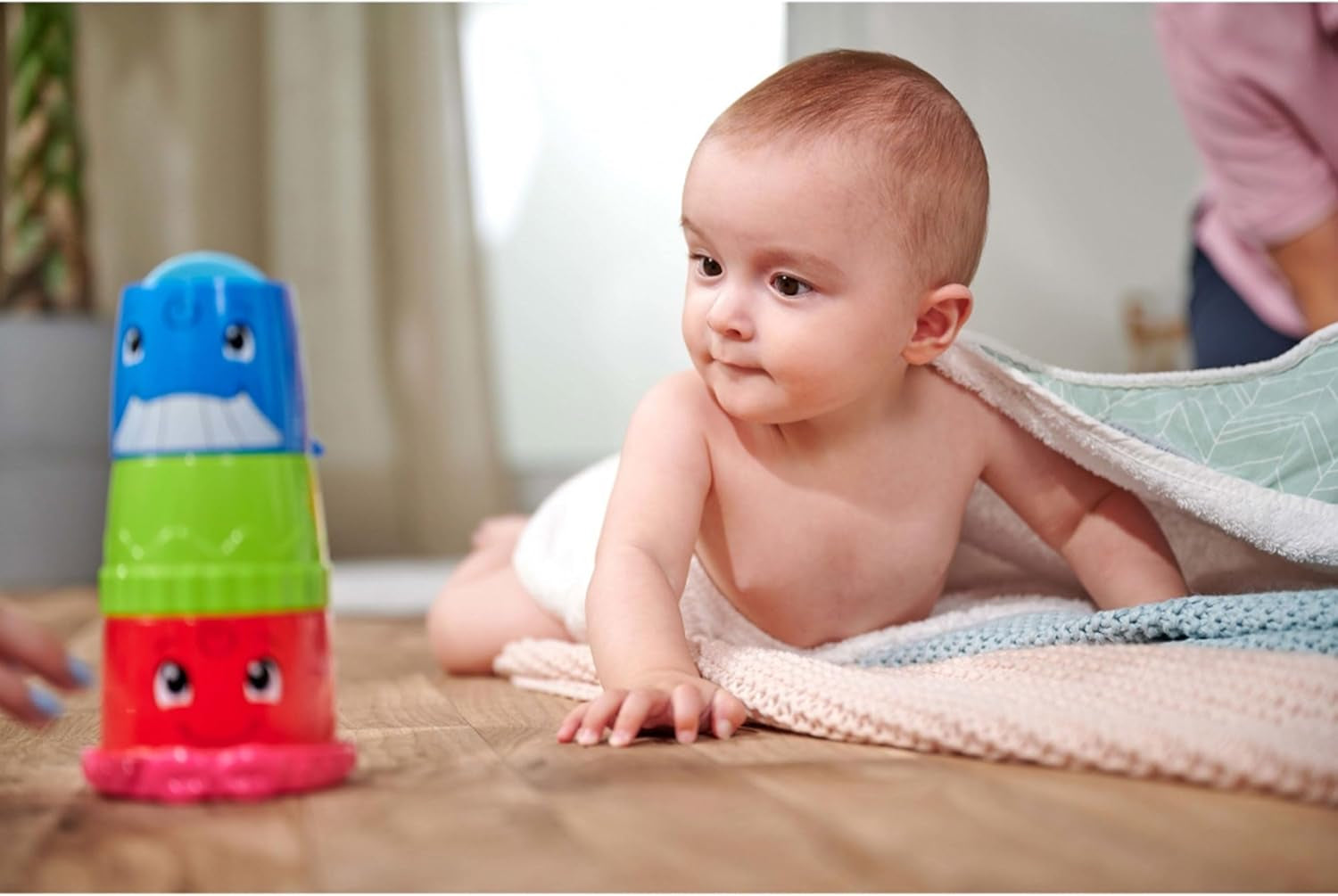 Simba 104010183 - Cubo ABC con vaso apilable, cubo y vaso de colores con chorro y noria, 3 piezas, 23cm, a partir de 12 meses Juguetes Bebé Naty Shop