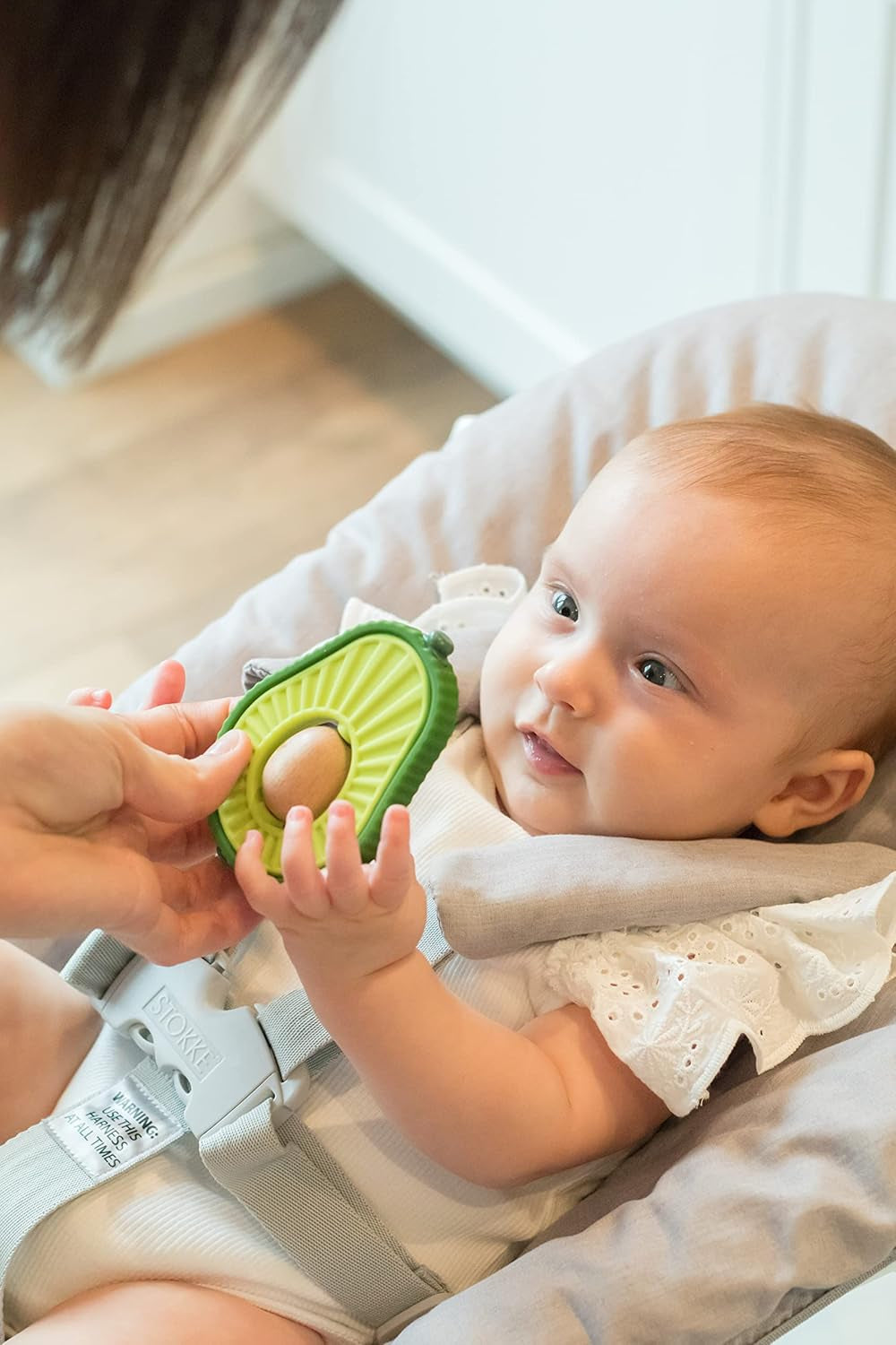 Nuby - Anillo de dentición de aguacate - Juguete mordedor de silicona y madera - Núcleo de madera giratorio - Juguete de dentición para bebés y niños pequeños - Ayuda para la dentición - Sin BPA - 6+ meses